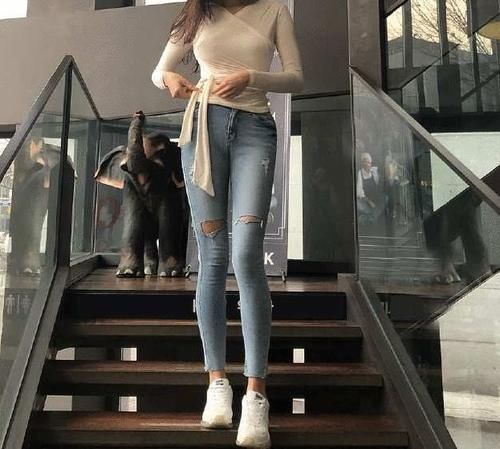 性感 紧身牛仔裤让你看起来很漂亮,少妇的身材太迷人,性感十足