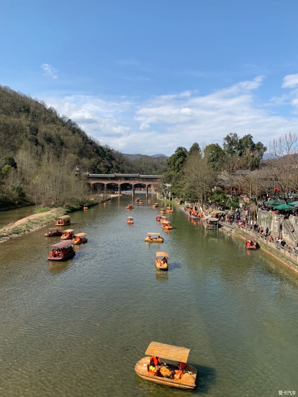 太阳出来了,成都人也在古镇、河边、草坪打挤