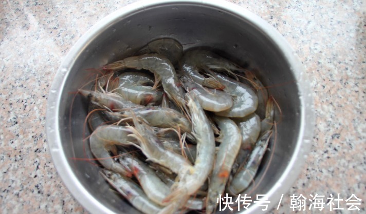 色泽|鲜嫩好吃的红焖大虾，色泽亮丽，鲜嫩微甜，大人小孩都爱吃