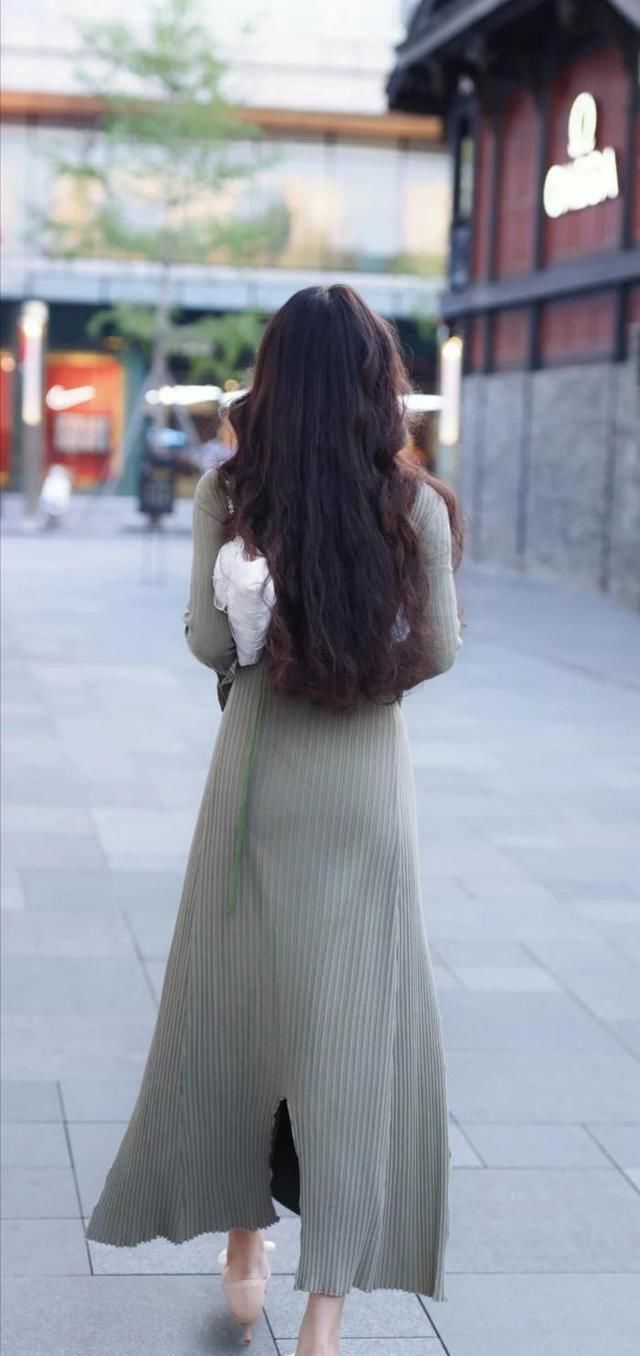 小妹妹的裙子很有特色，绿V领毛线裙，绝色气质美女