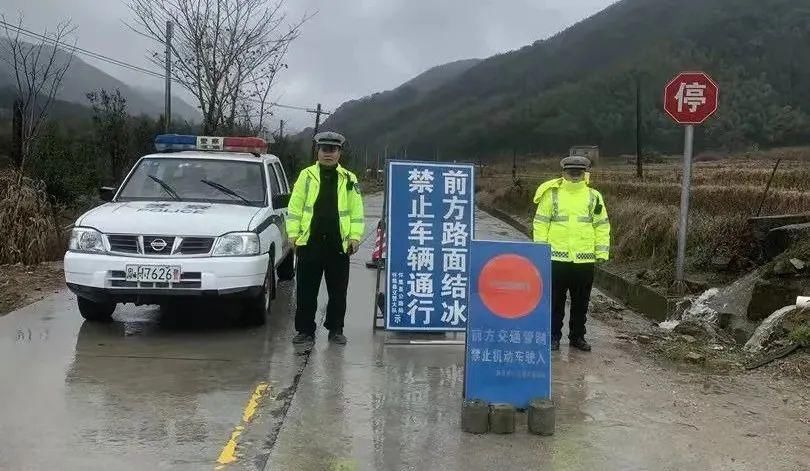 肇庆市公安局交警支队|寒风冷雨中，有暖心的肇庆公安交警!