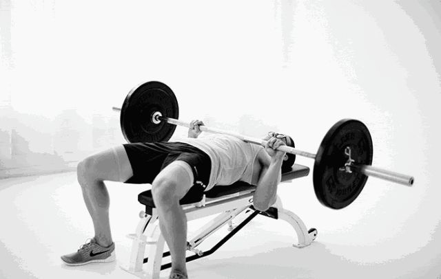 杠铃|锻炼胸部肌肉,需要多变的训练动作,多方面刺激胸部肌肉