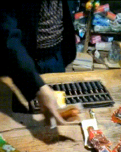 |搞笑段子王: 阿姨,分给其他人一点嘛,这么大一只你吃得完吗?