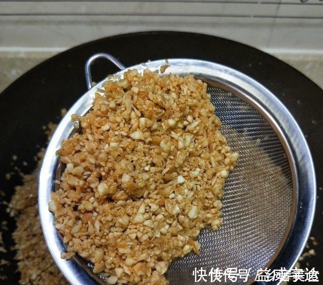 蒜米|酥炸金蒜蓉,家里常备着,入菜、拌面、煮汤全靠它!