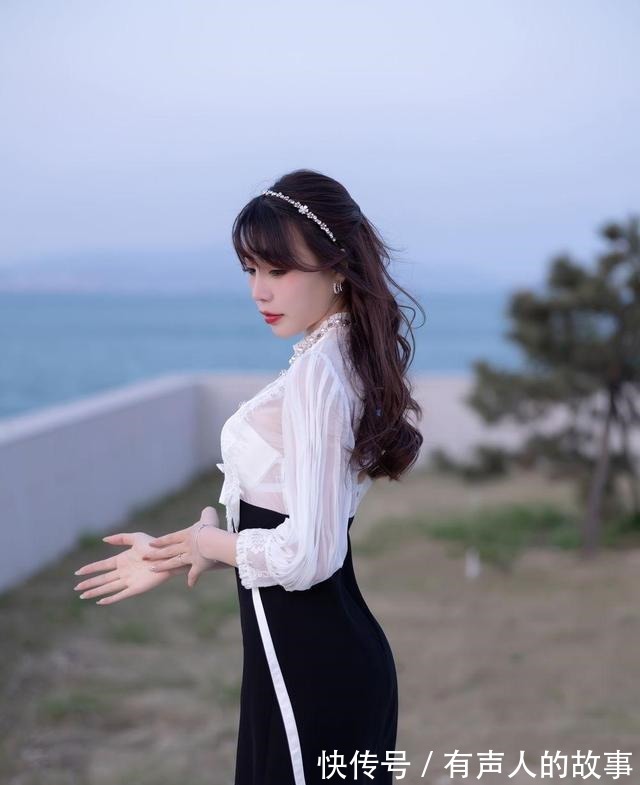 短裙 白色雪纺衫搭配黑色高腰短裙,简约的款式舒适耐看,气质怡人!