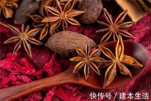 买八角时，这样的八角看到起身就走，厨师提醒，这些八角都是劣质八角