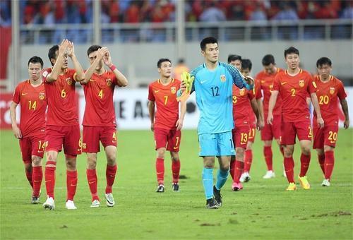 中国足球|凌晨0点！资深媒体人曝出争议猛料：中国足球遭重创，球迷质疑声一片