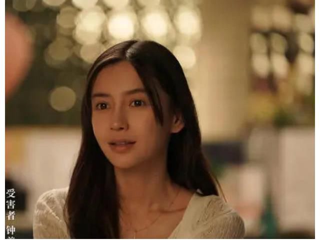 bbaby以為沒(méi)有鏡頭，轉(zhuǎn)換自己的“坐姿”，暴露出真實(shí)的腿長(zhǎng)