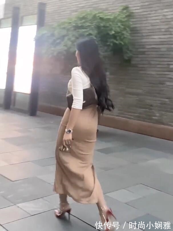 半身 半身开叉裙搭配酒红高跟鞋,优雅一气呵成