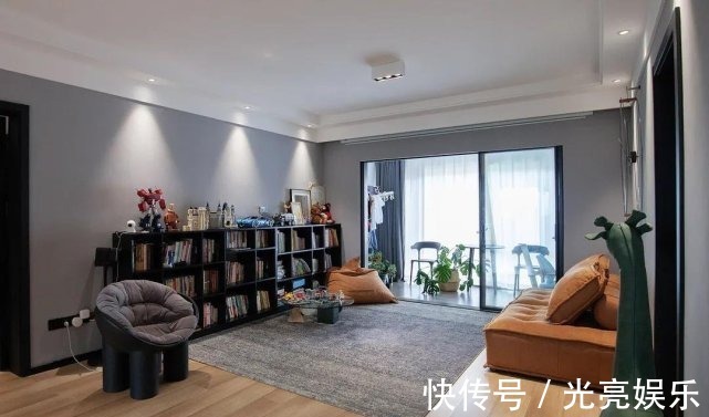 屋主|116㎡永不落俗的黑白灰贯穿全屋，一入门便是一眼望穿的客厅