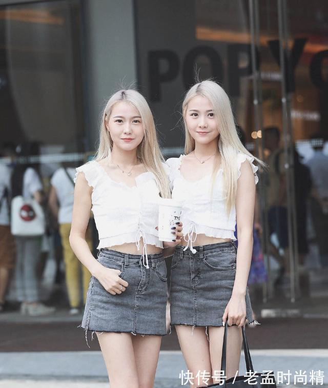 牛仔裙|这对姊妹穿了一件配“牛仔裙”的肚脐衫。网友:不行