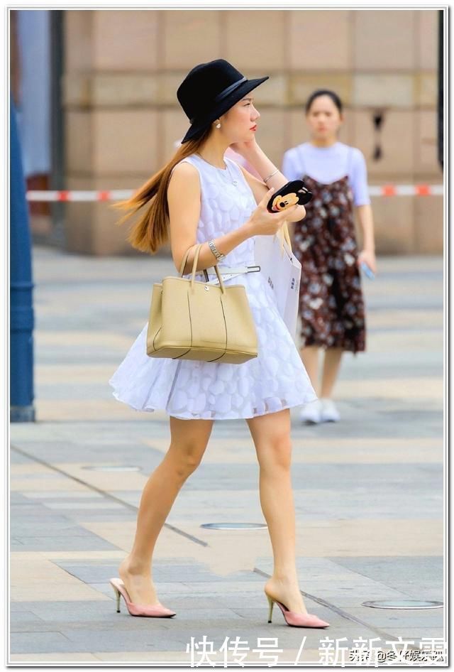 思思街拍 美少女百褶裙束腰上衣,这样搭配也能温柔可人