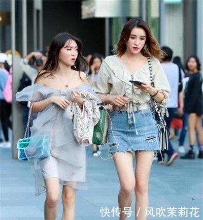 街拍:娇艳欲滴的小美女,一条优雅的短裤,尽显白皙美腿