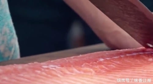 日本厨师居然敢挑战中国厨师,只需刀工对比,日本人彻底服气了!