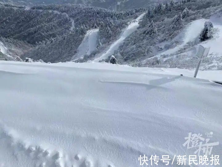 失联|挤爆了！昨天上万人涌入这个地方赏雪！一对年轻男女失联！还有人背婴儿上山