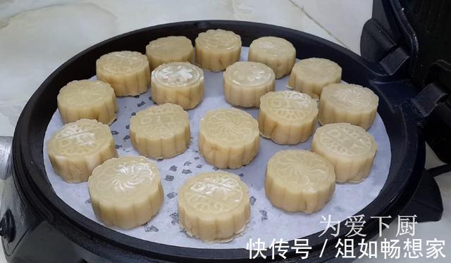 保鲜膜|中秋节别买月饼了，擀杖擀一擀，外皮香酥又掉渣，没烤箱也能成功