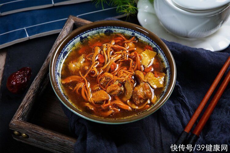 男子|吃味精的人越来越少，味精到底能不能吃？会让人变傻还致癌？