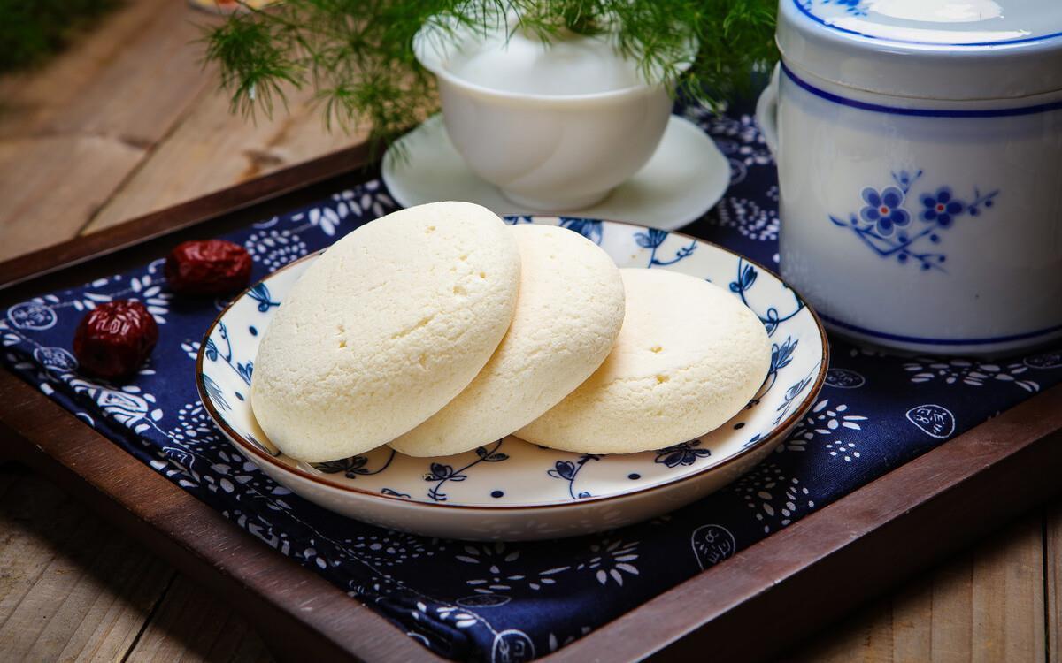 夏天|夏天面粉别再蒸馒头了，1次发酵制成小饼，暄软不硬，加肉更好吃