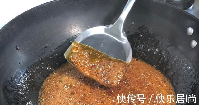 炒糖色时,第一步就“放糖”方法不对,难怪焦糖色还发苦!