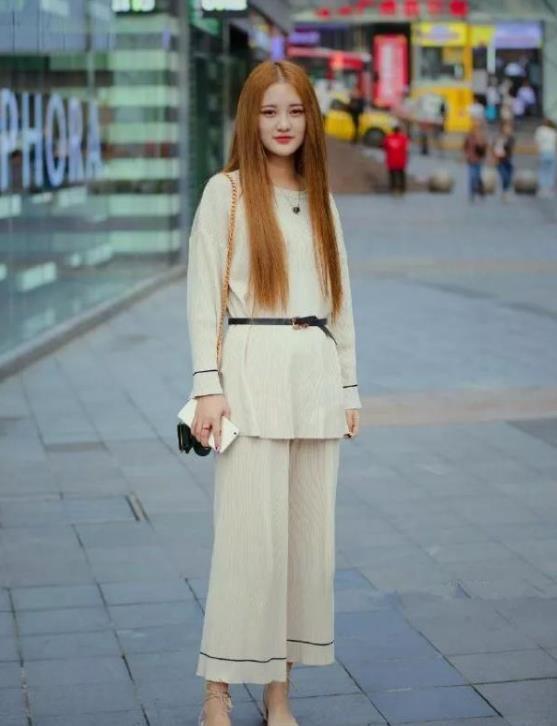 街拍:身材纤细的美女,卫衣配白色短裙,展现出青春靓丽气息