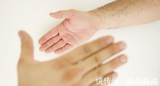 麻木|手指发麻并不是小事，而是身体的“警告”，老人一定要留意！