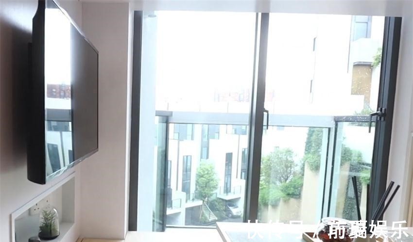 收纳|小两口买下21㎡婚房,巴掌大的家挤出“双客厅”,生活去繁从简