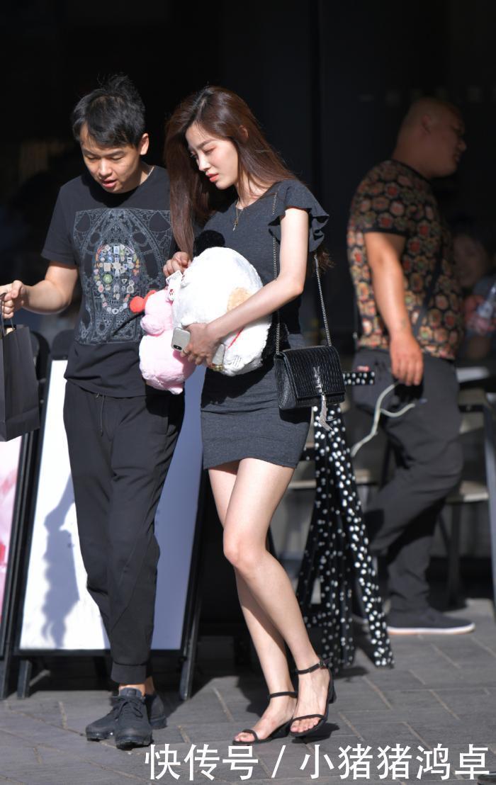 展现出|街拍;修身短裙让你展现出青春的气质,秀出简单大方的美