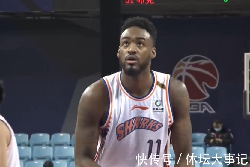 犯规|赛季双杀?上海半场落后17分,王哲林11+5,3次犯规,李春江又吃T