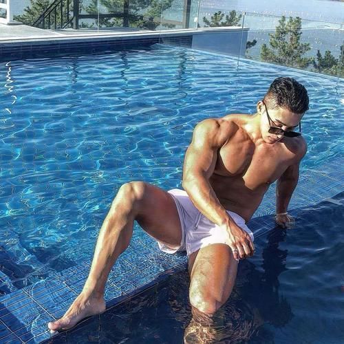 肌肉型男|胸肌＋八块腹肌＋麒麟臂，90后肌肉型男好精壮，给人真有安全感