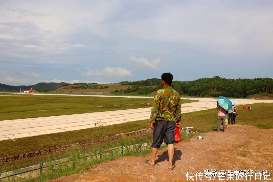 飞机|机场竟成景区？实拍广西最接地气的机场，爬上小山坡就可看到机长