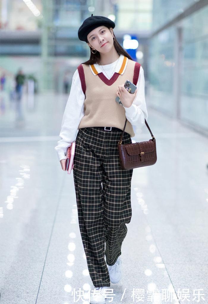 今年“奶奶背心”又火了，这样搭配经典又时髦，承包你一整个秋冬