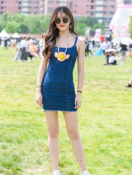 小姐姐|长发披肩的小美女,一条蓝色的吊带牛仔裙,时尚魅力风采