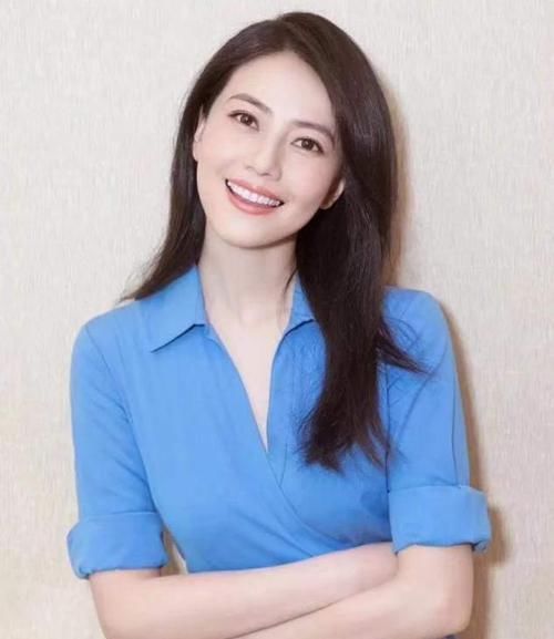 毛糙感|年过40的女人,留什么发型显年轻?试试这几款,优雅大气还时髦