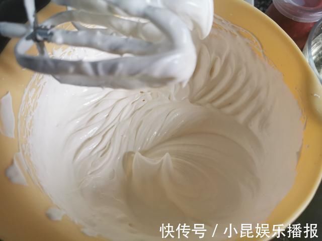 孩子在家吵着吃蛋糕，无奈之下自己动手给孩子做，孩子吃了一半