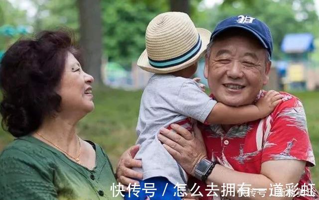 老人|外婆将外孙养到上学,现在奶奶来抢爸爸不干你带过一天