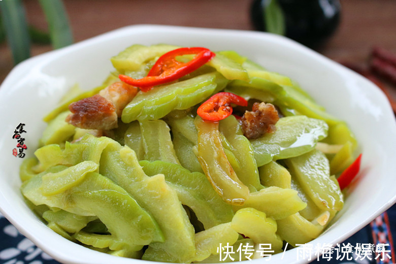 苦瓜这食材,很多人不爱,这样炒,软嫩甘甜,清热解毒减脂肪
