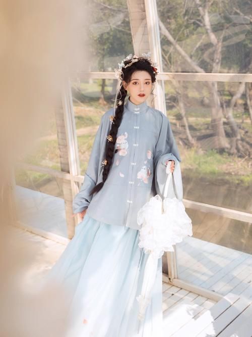 最近流行一种“初恋风”汉服，温柔又清新，直男看了也心动