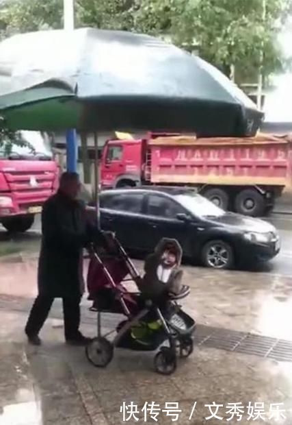 老年人|爷爷自制“豪华婴儿车”,上街引路人强势围观,网友:求批量生产