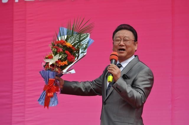 歌唱家蒋大为在国外坐吃山空,回国捞金一首歌18万,女儿已入外籍