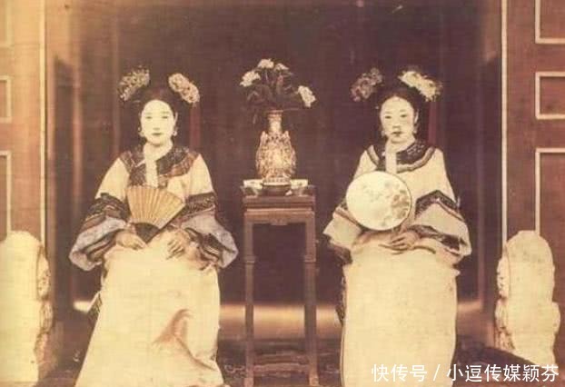 三世|清朝老照片：图2满族女子的鞋跟高，图6清朝的三世同堂全家福