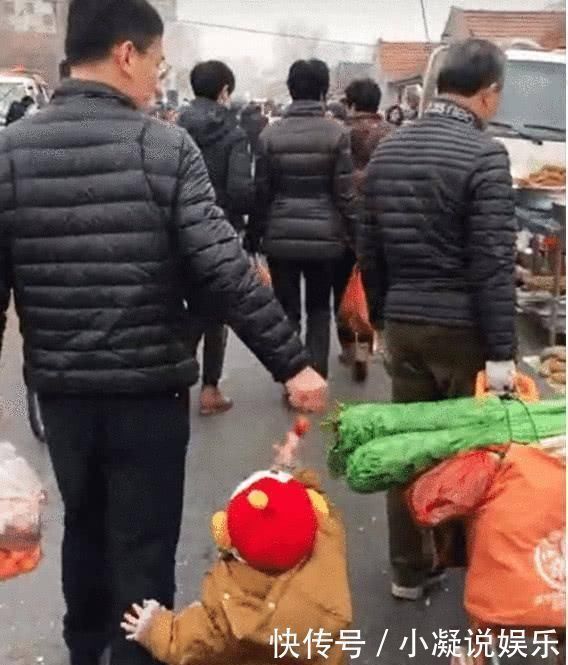 草莓|女儿逛街想要抱抱，“懒爸”的做法让人笑喷了，网友绝对亲生的