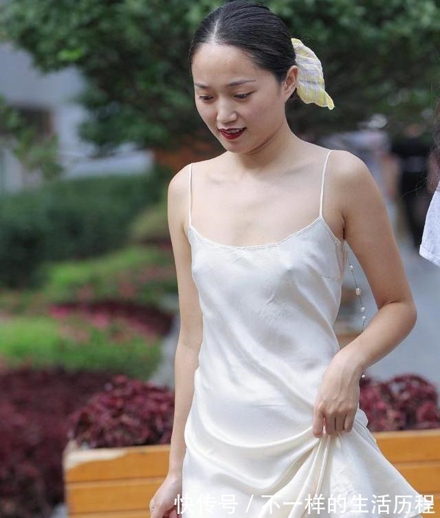 曲线 平坦的身材需要装饰,裙子能让身材曲线突出,更具女性气息!