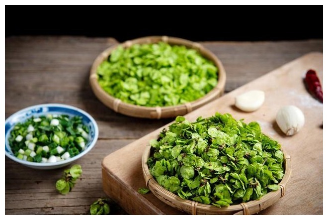 春天难得的一种野菜,过去白送不爱吃,如今10元1斤难买到
