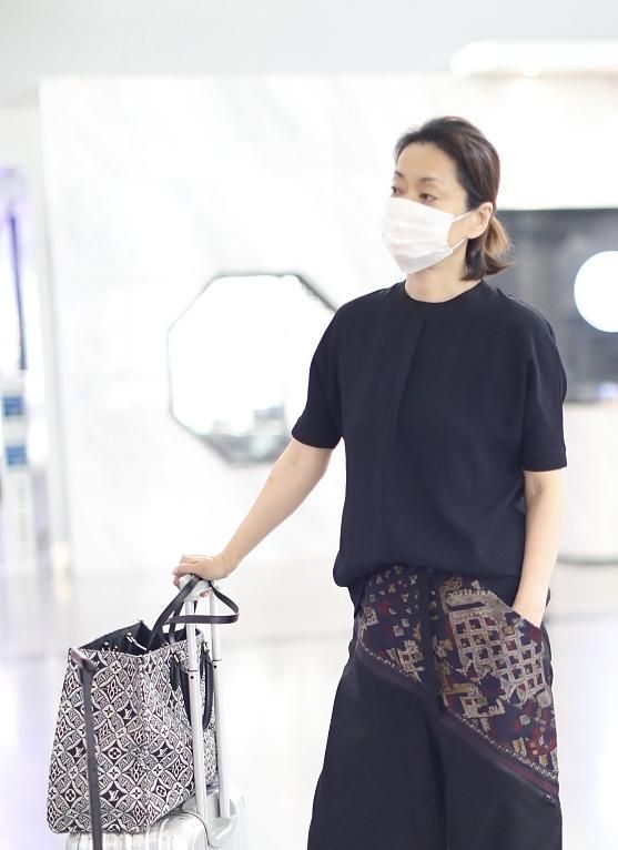 歌坛|毛阿敏快瘦成麻杆!拎2万包穿潮服腰比裤管还细,17岁女儿超美