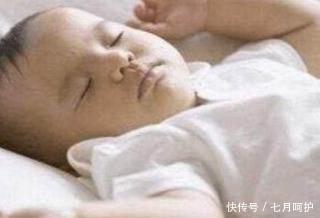 宝妈|刚出生的宝宝在睡觉时喜欢“投降”知道这些,宝妈就偷着乐吧