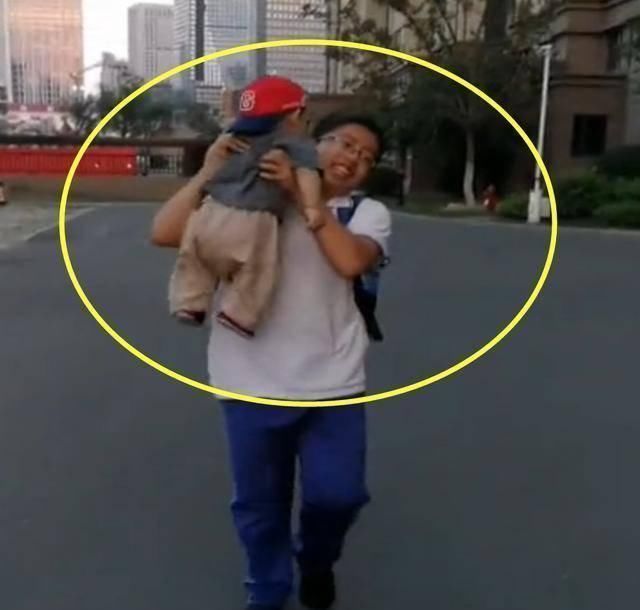 弟弟|每天弟弟都会接哥哥放学,兄弟俩见面时的场景,太让人感动了