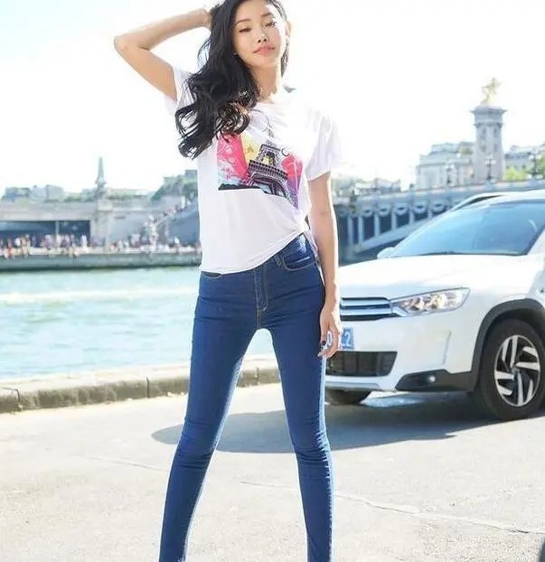 时尚|街拍时尚:英姿飒爽的牛仔裤美女,突显曼妙身材,回头率十足