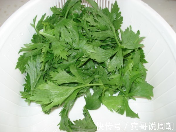 芹菜|高血压的“克星”找到了,就藏在厨房,饭菜中加点,血压慢慢平稳