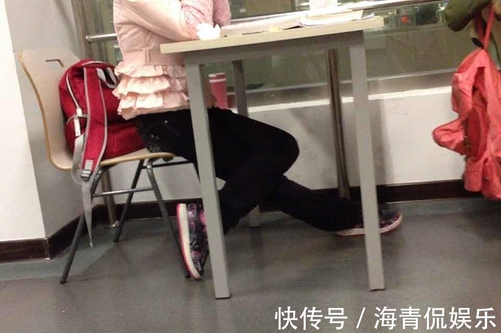 女儿|女儿夹腿蹭椅直出汗,机智母亲处理及时,别让“椅子”害了孩子