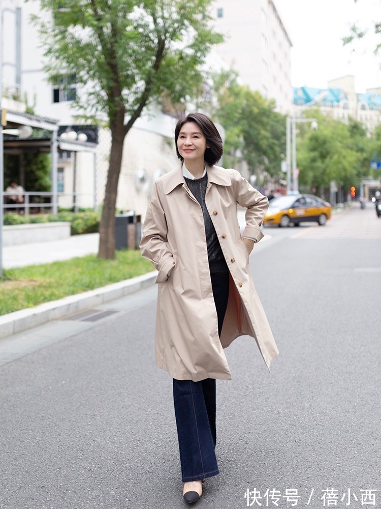 秋季|女人到了四五十岁,秋天穿外套选这6件超百搭,得体时髦又显气质